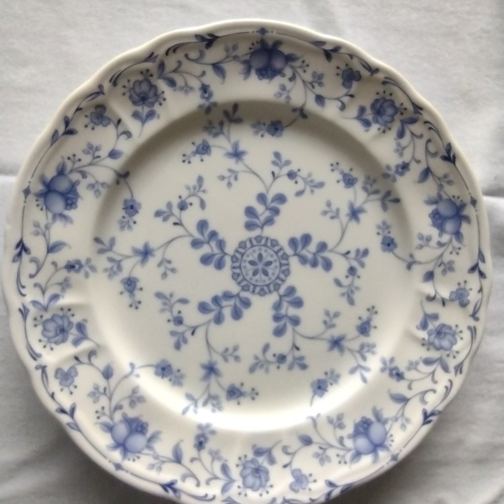 Very pretty Epoch dinner plate. Excellent condition.